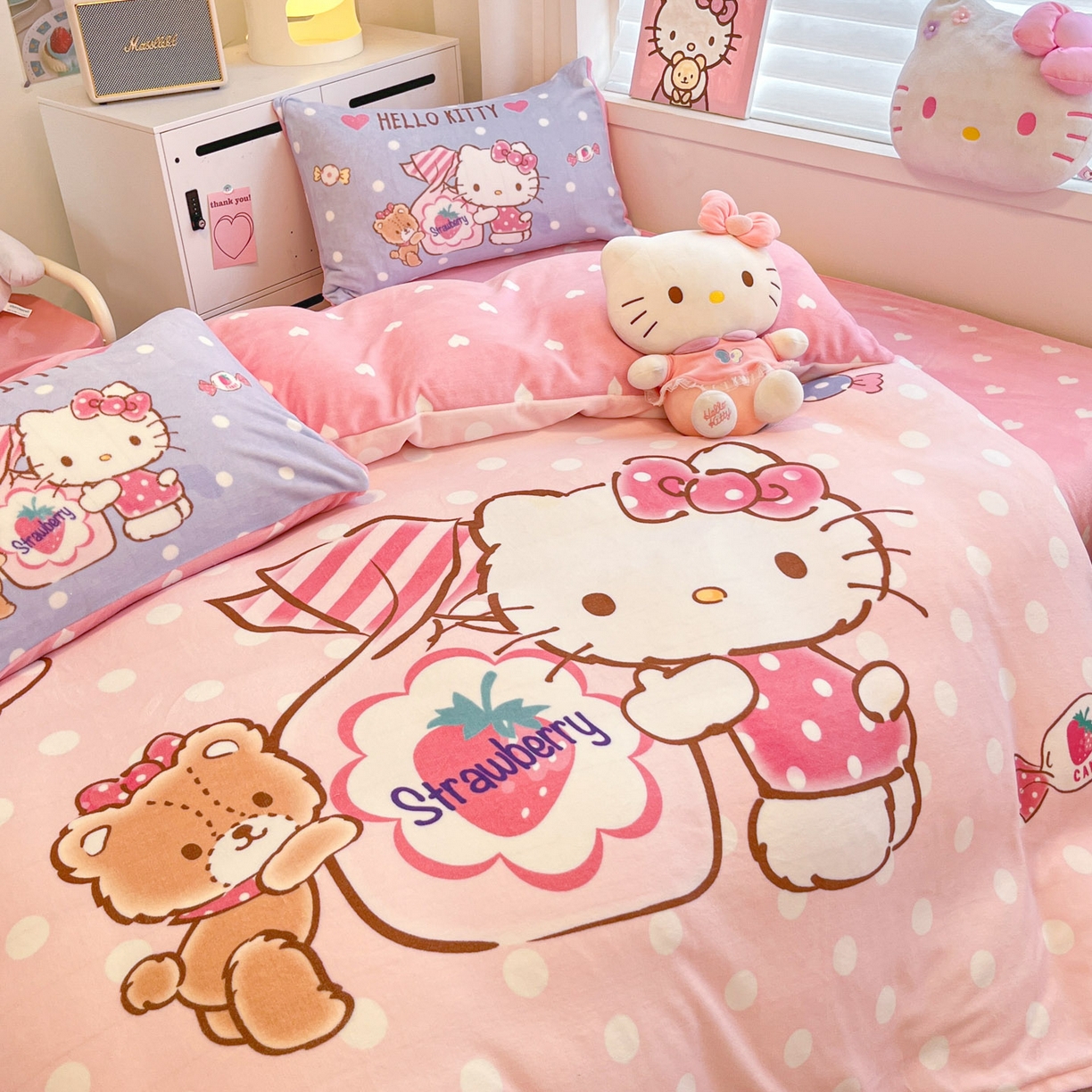 91家纺网 家纺一手货源 找家纺 暮思家居 2025新款正版授权三丽鸥大阪数码印花高克重加厚保暖牛奶绒四件套 绒大阪-草莓KT