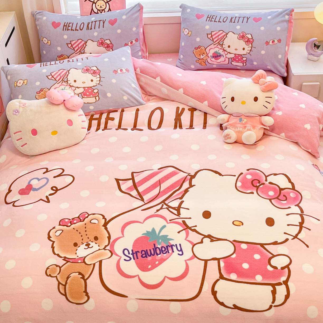 91家纺网 家纺一手货源 找家纺 暮思家居 2025新款正版授权三丽鸥大阪数码印花高克重加厚保暖牛奶绒四件套 绒大阪-草莓KT