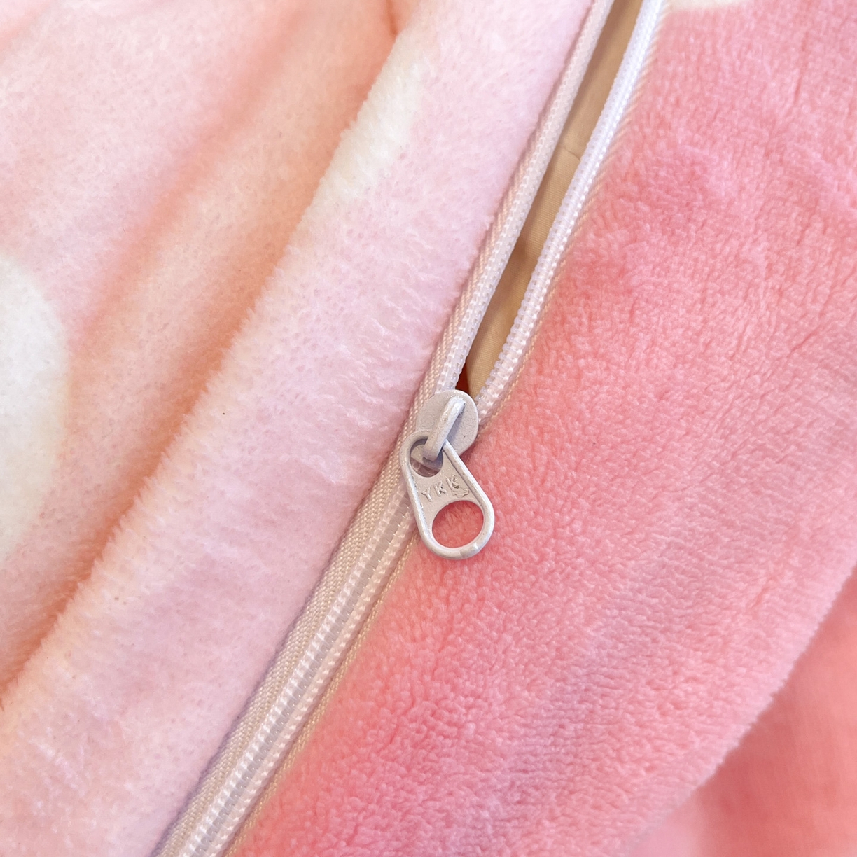 91家纺网 家纺一手货源 找家纺 暮思家居 2025新款正版授权三丽鸥大阪数码印花高克重加厚保暖牛奶绒四件套 绒大阪-草莓KT