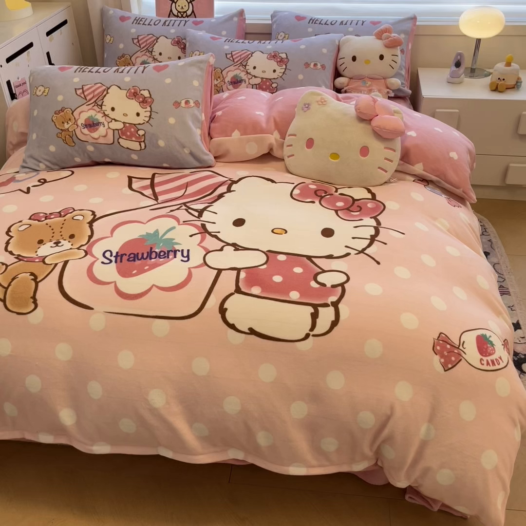 91家纺网 家纺一手货源 找家纺 暮思家居 2025新款正版授权三丽鸥大阪数码印花高克重加厚保暖牛奶绒四件套 绒大阪-草莓KT