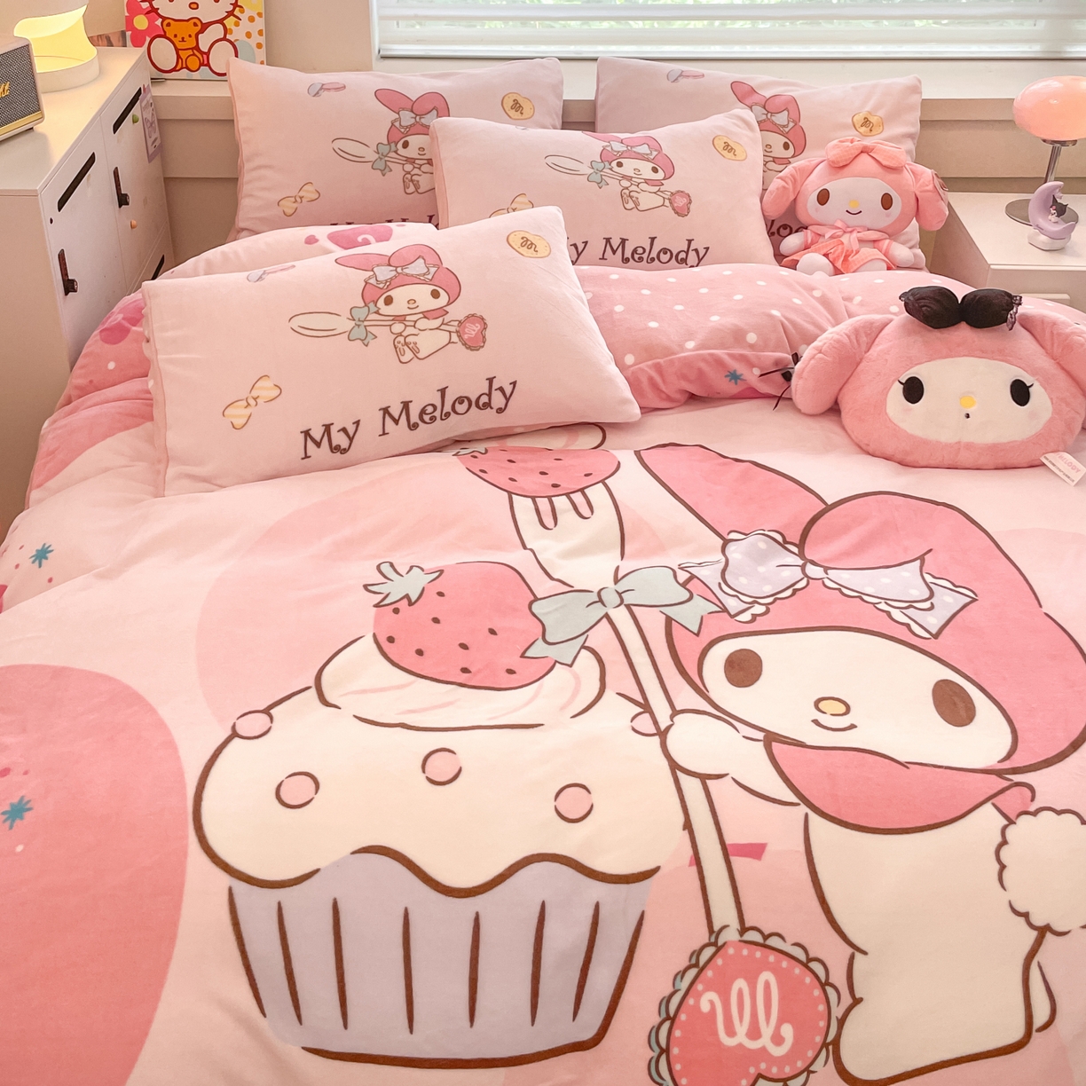 91家纺网 家纺一手货源 找家纺 暮思家居 2025新款正版授权三丽鸥大阪数码印花高克重加厚保暖牛奶绒四件套 绒大阪-蛋糕美乐蒂