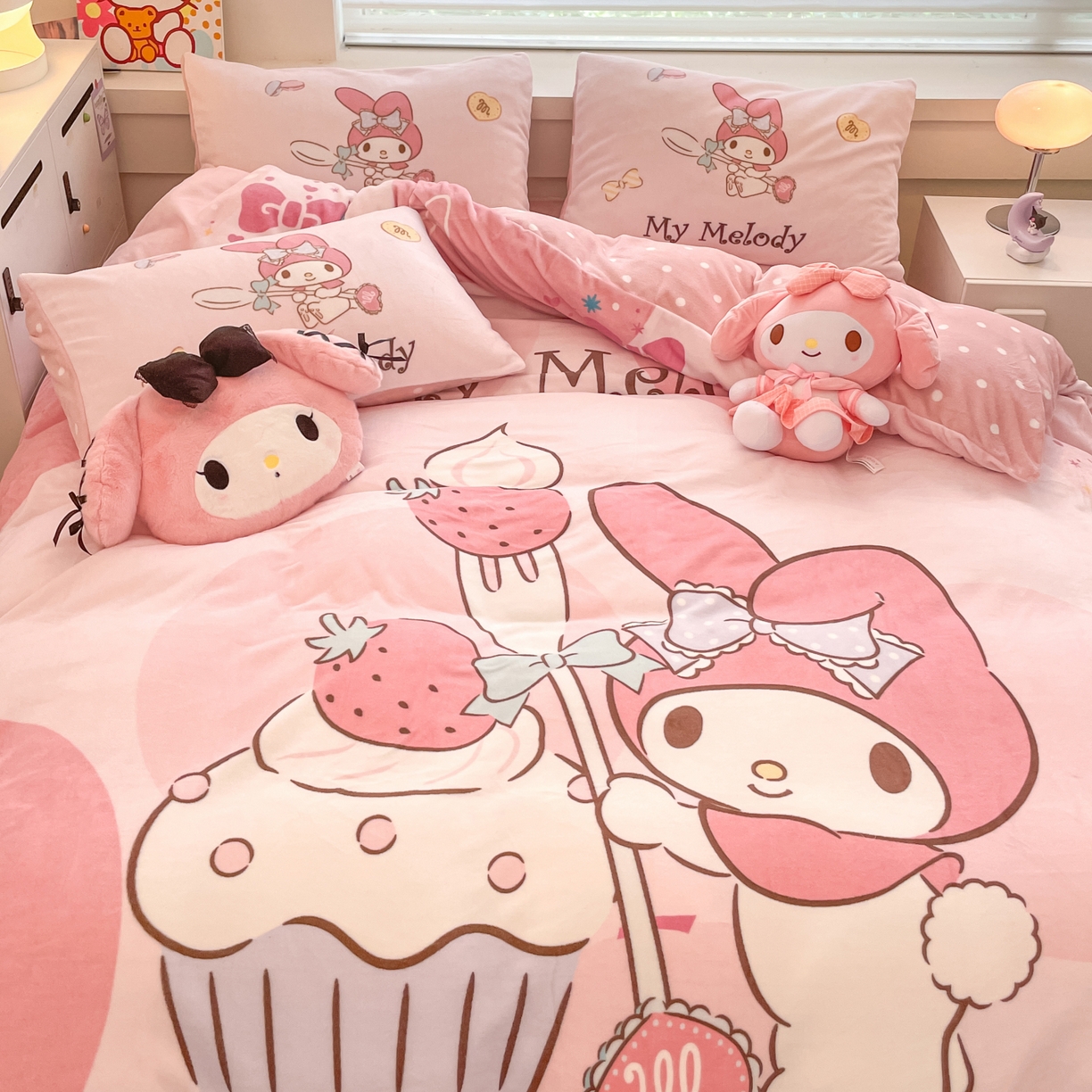 91家纺网 家纺一手货源 找家纺 暮思家居 2025新款正版授权三丽鸥大阪数码印花高克重加厚保暖牛奶绒四件套 绒大阪-蛋糕美乐蒂