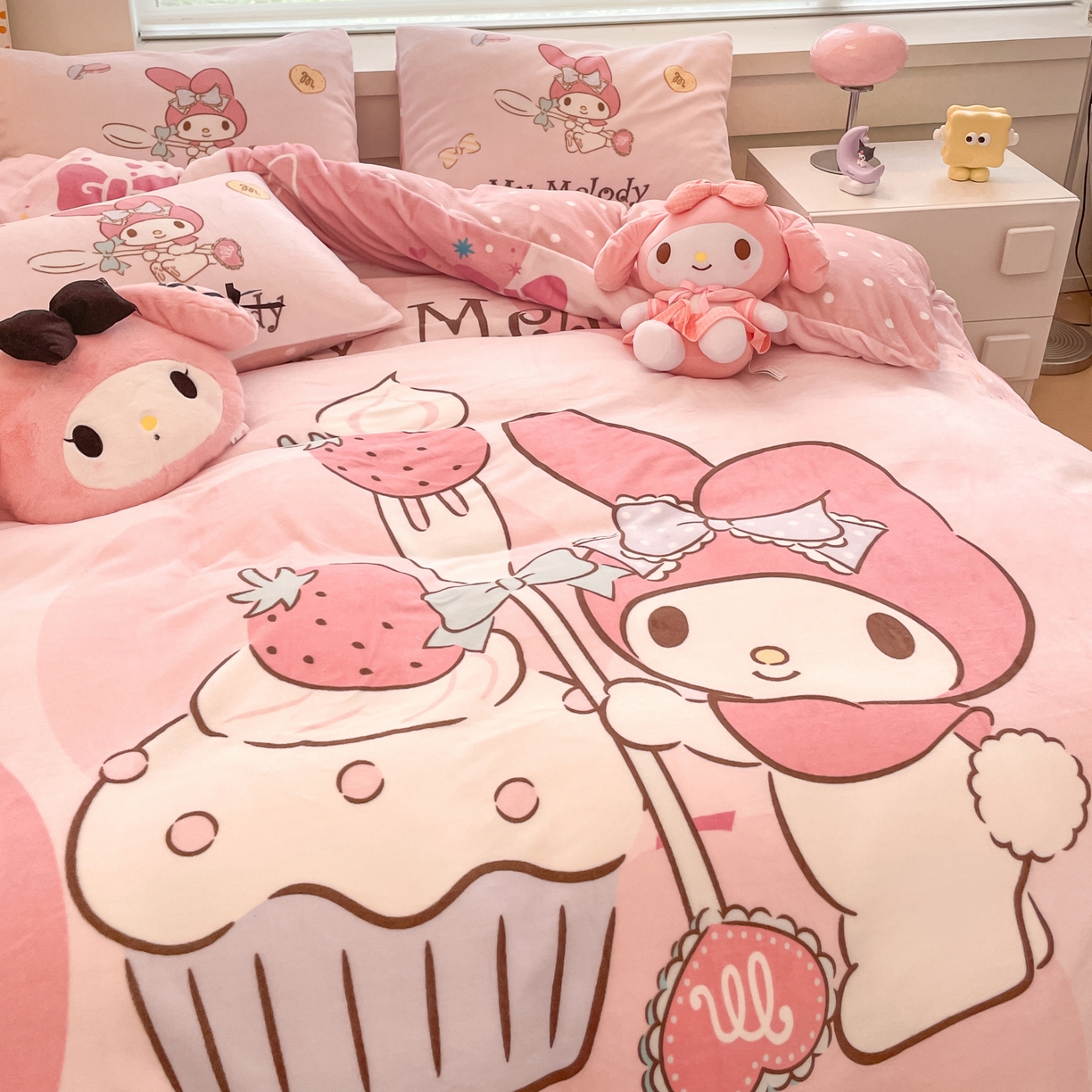 91家纺网 家纺一手货源 找家纺 暮思家居 2025新款正版授权三丽鸥大阪数码印花高克重加厚保暖牛奶绒四件套 绒大阪-蛋糕美乐蒂