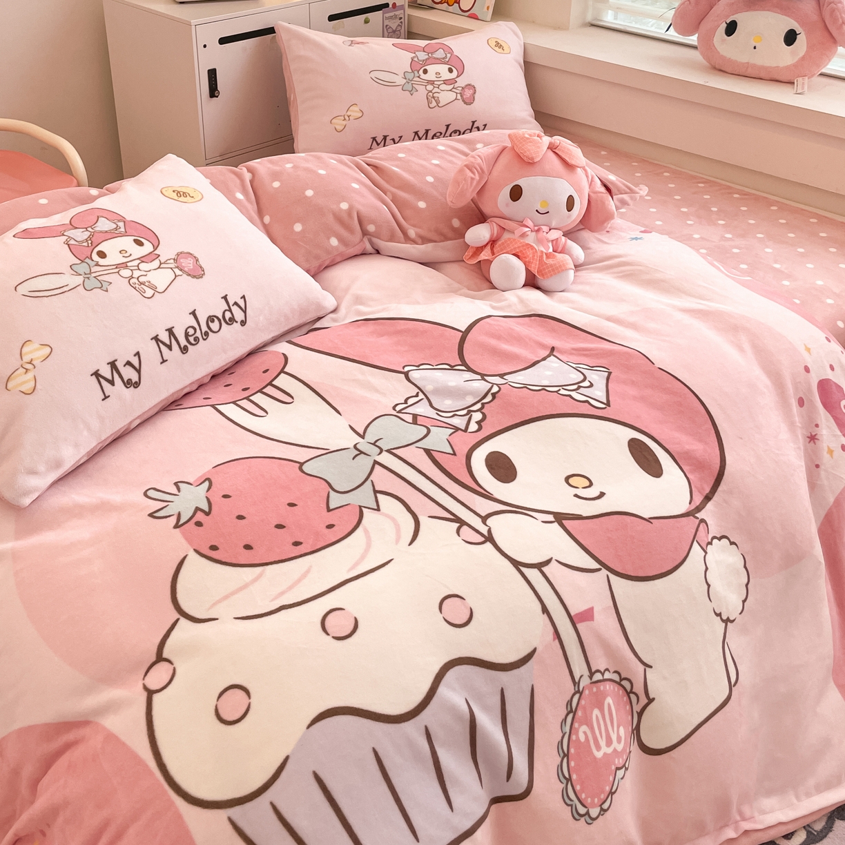 91家纺网 家纺一手货源 找家纺 暮思家居 2025新款正版授权三丽鸥大阪数码印花高克重加厚保暖牛奶绒四件套 绒大阪-蛋糕美乐蒂