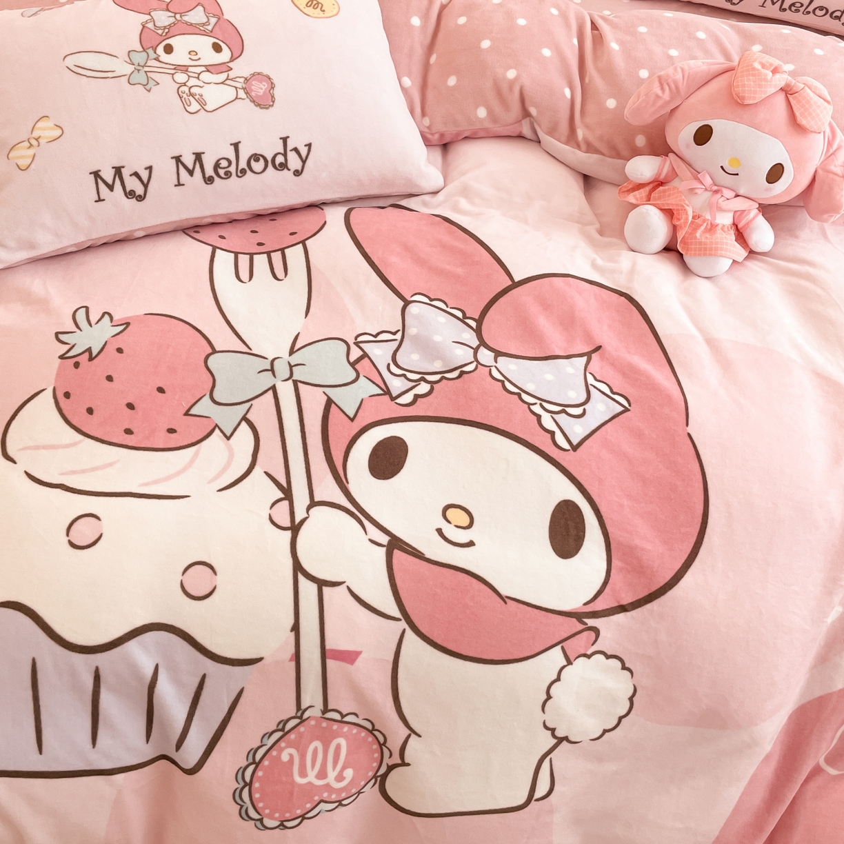 91家纺网 家纺一手货源 找家纺 暮思家居 2025新款正版授权三丽鸥大阪数码印花高克重加厚保暖牛奶绒四件套 绒大阪-蛋糕美乐蒂