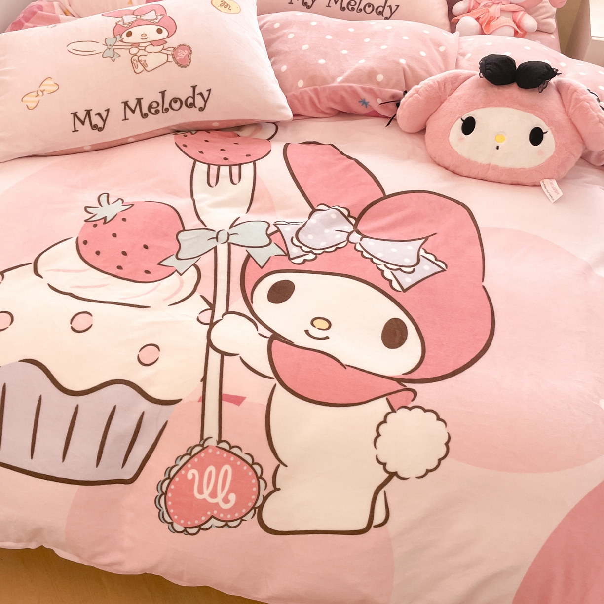 91家纺网 家纺一手货源 找家纺 暮思家居 2025新款正版授权三丽鸥大阪数码印花高克重加厚保暖牛奶绒四件套 绒大阪-蛋糕美乐蒂