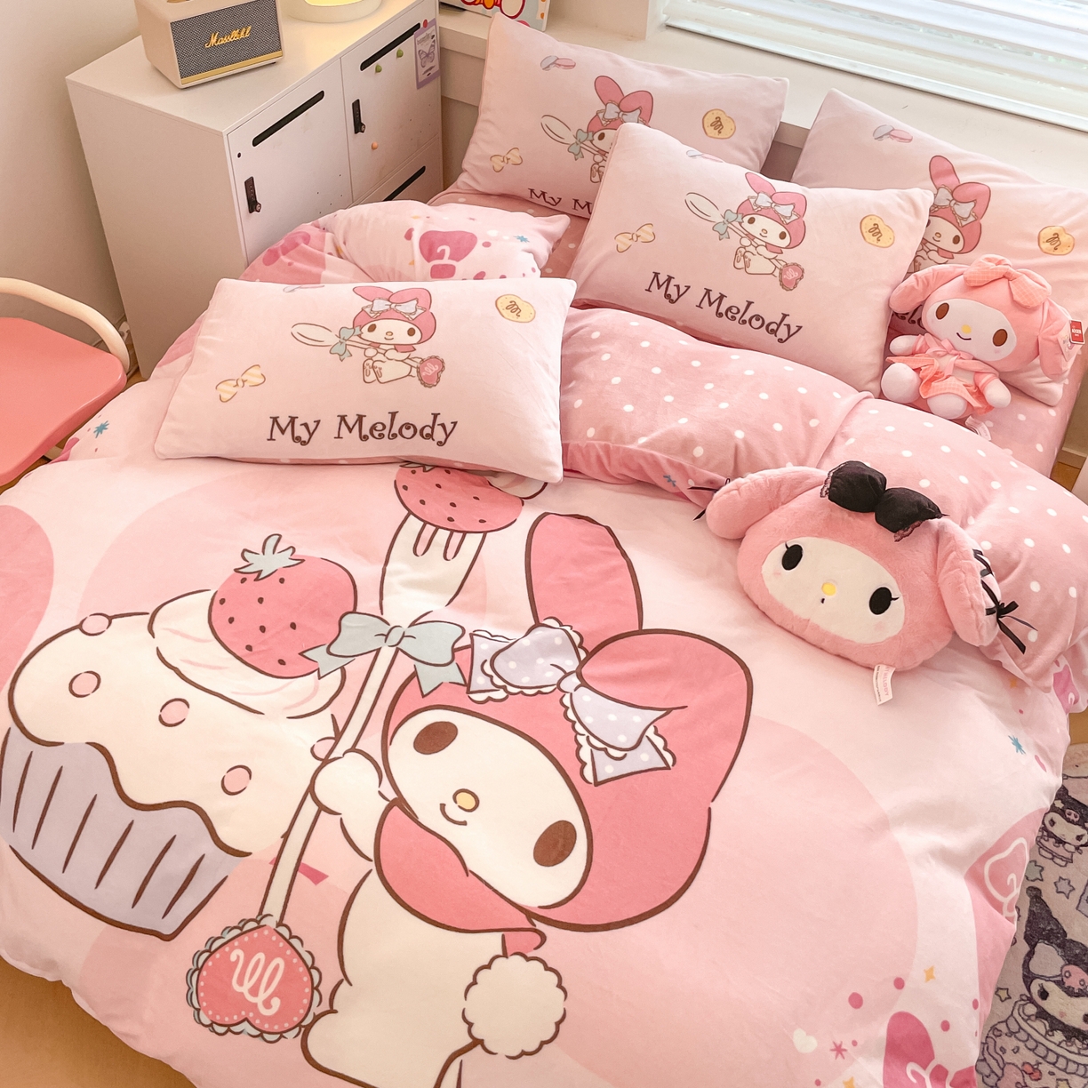 91家纺网 家纺一手货源 找家纺 暮思家居 2025新款正版授权三丽鸥大阪数码印花高克重加厚保暖牛奶绒四件套 绒大阪-蛋糕美乐蒂