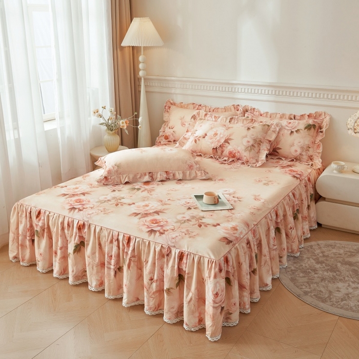 91家纺网 家纺一手货源 找家纺 缦彩 2025新款100%全棉A类数码印花床裙遮丑花边床单床罩四件套 香椿-粉