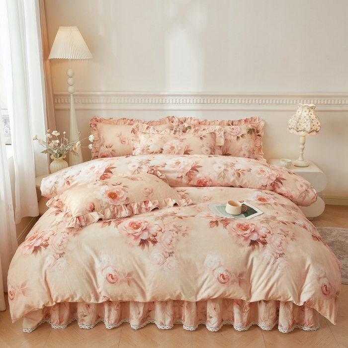 91家纺网 家纺一手货源 找家纺 缦彩 2025新款100%全棉A类数码印花床裙遮丑花边床单床罩四件套 香椿-粉