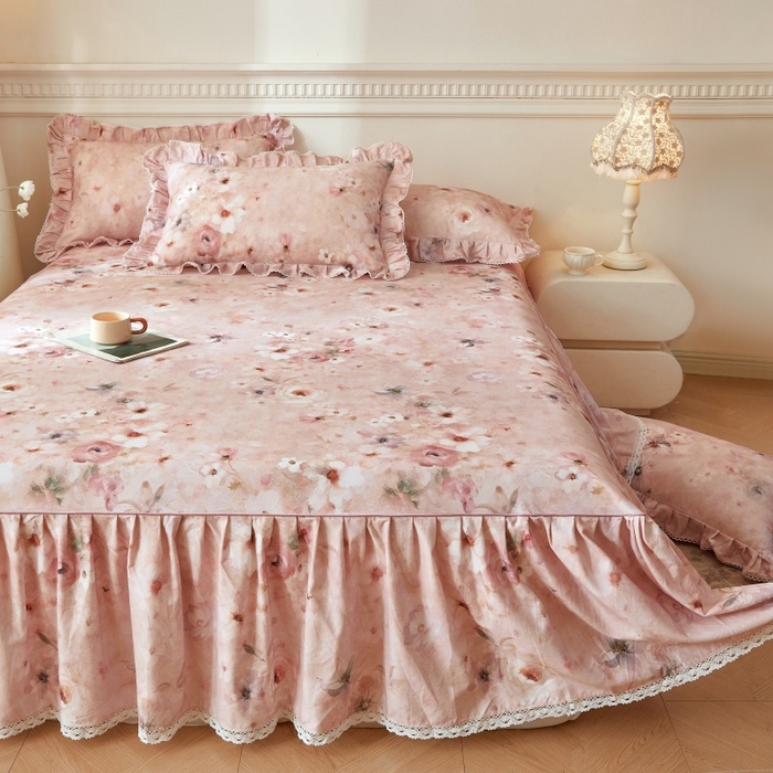 91家纺网 家纺一手货源 找家纺 缦彩 2025新款100%全棉A类数码印花床裙遮丑花边床单床罩四件套 成瑾-粉