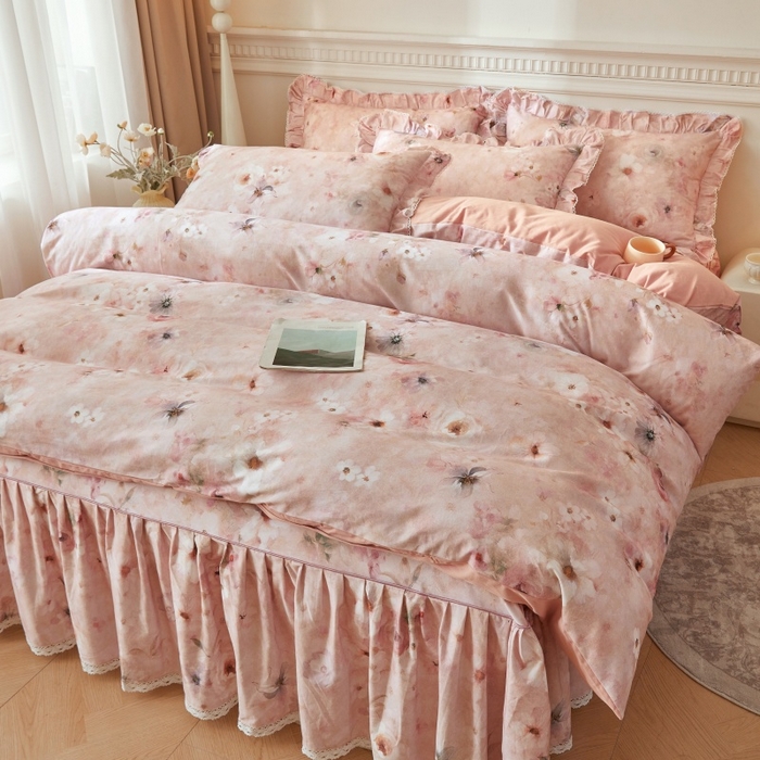 91家纺网 家纺一手货源 找家纺 缦彩 2025新款100%全棉A类数码印花床裙遮丑花边床单床罩四件套 成瑾-粉