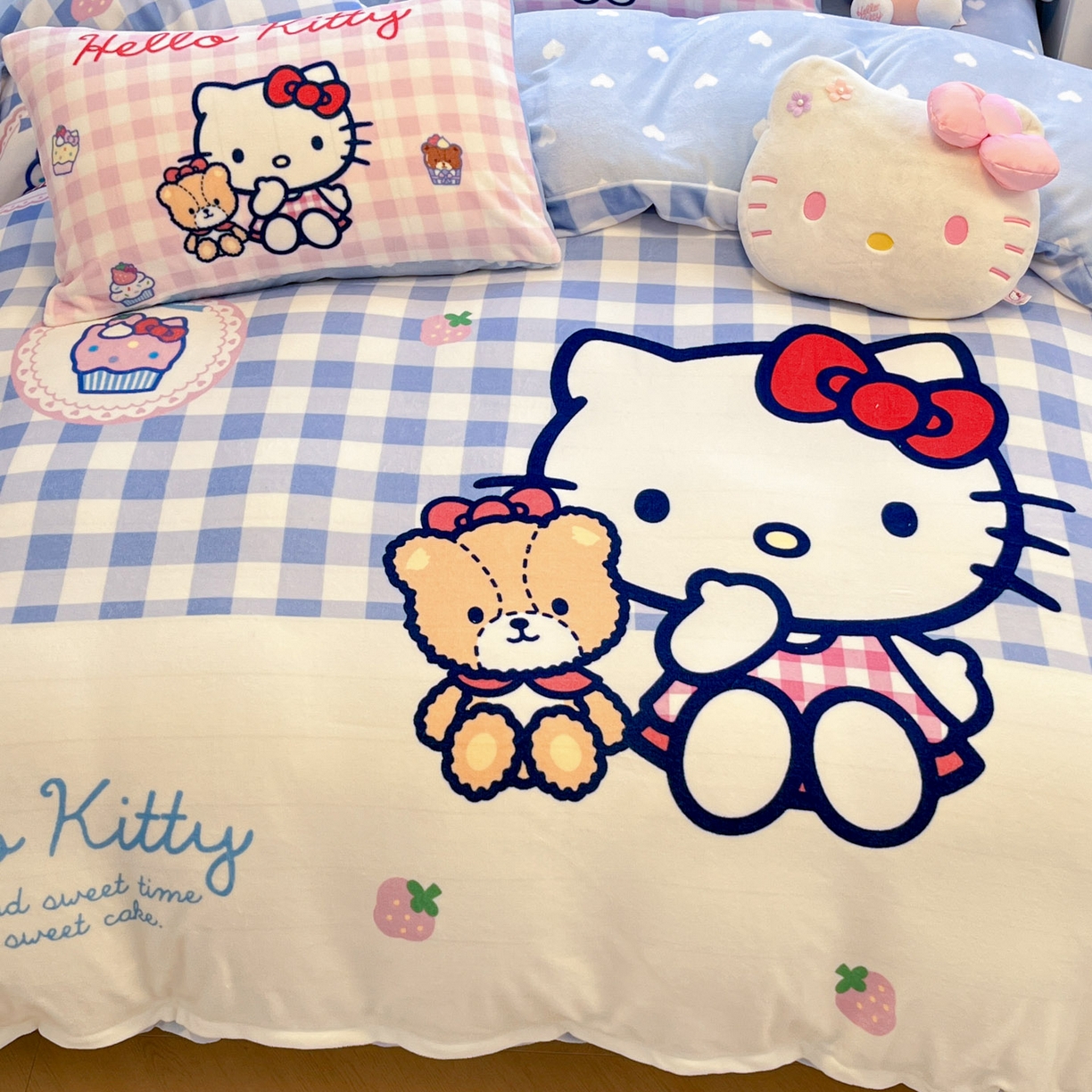 91家纺网 家纺一手货源 找家纺 暮思家居 2025新款正版授权三丽鸥大阪数码印花高克重加厚保暖牛奶绒四件套 绒大阪-格子KT