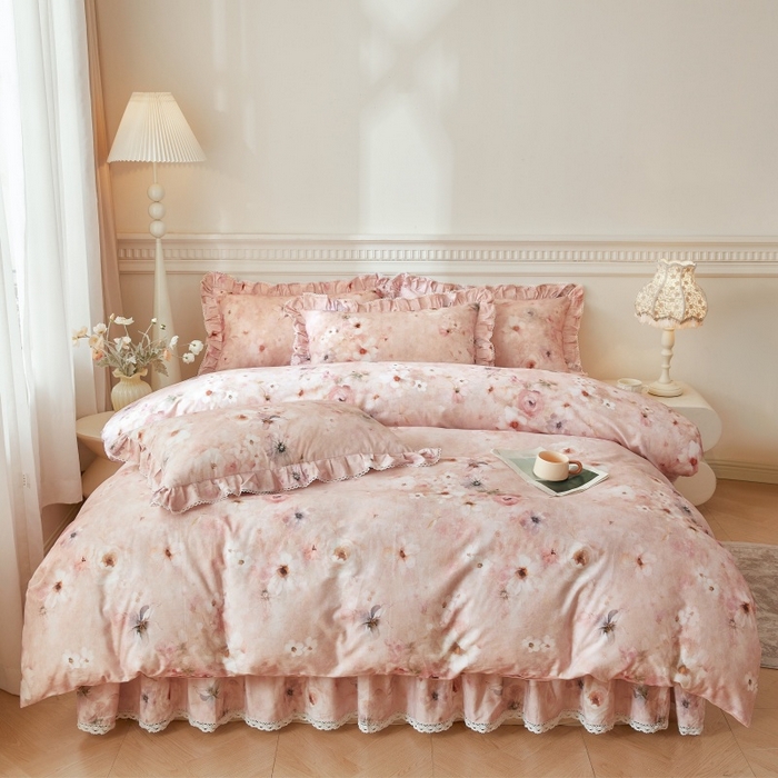 91家纺网 家纺一手货源 找家纺 缦彩 2025新款100%全棉A类数码印花床裙遮丑花边床单床罩四件套 成瑾-粉