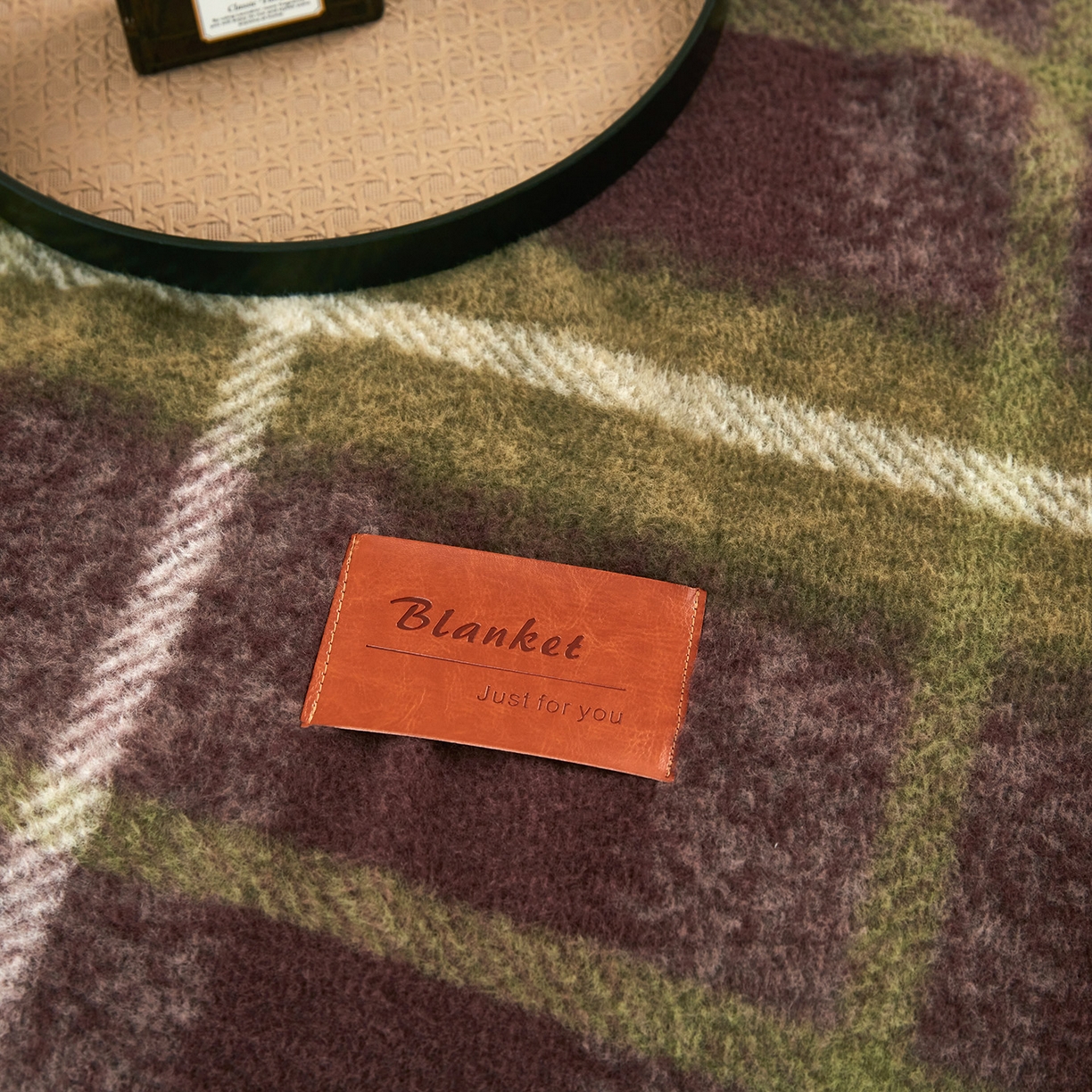 91家纺网 家纺一手货源 找家纺 悦织湾家纺 2025新款双层仿羊绒毛毯羊驼绒盖毯绵仿羊绒毯子轻奢印花被子毯子加厚保暖冬季跨境专供 仿羊绒-安哥拉红绿