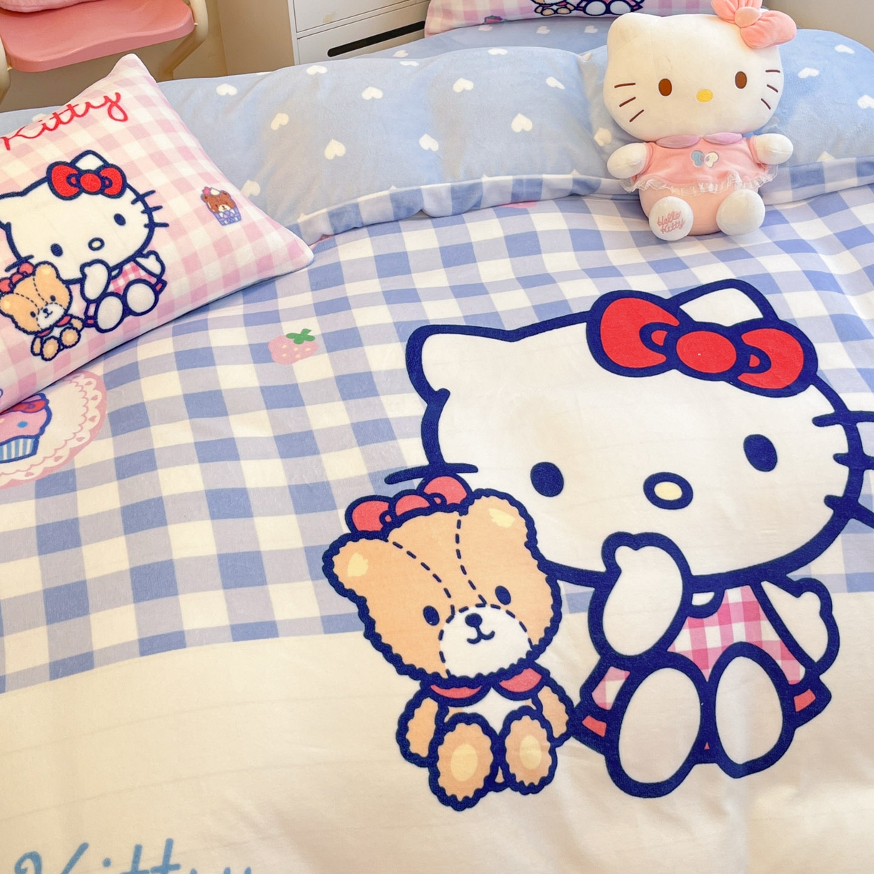 91家纺网 家纺一手货源 找家纺 暮思家居 2025新款正版授权三丽鸥大阪数码印花高克重加厚保暖牛奶绒四件套 绒大阪-格子KT