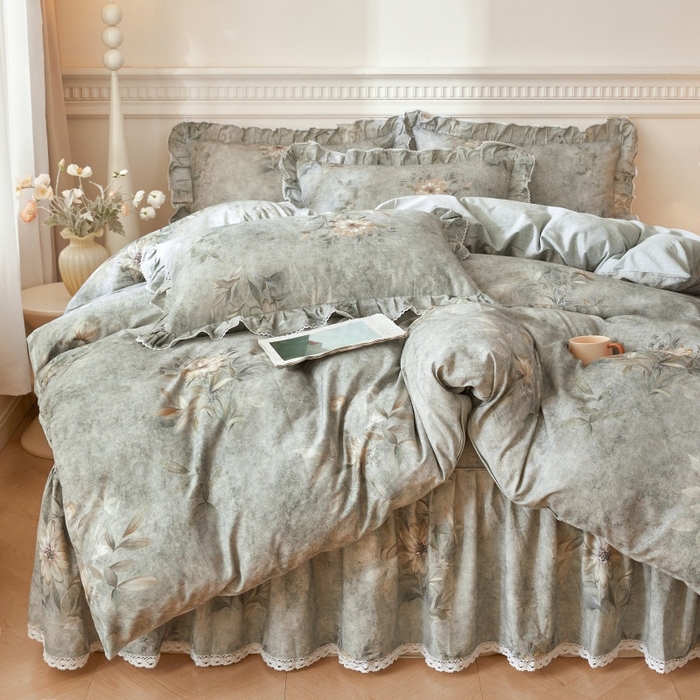 91家纺网 家纺一手货源 找家纺 缦彩 2025新款100%全棉A类数码印花床裙遮丑花边床单床罩四件套 梦境-灰