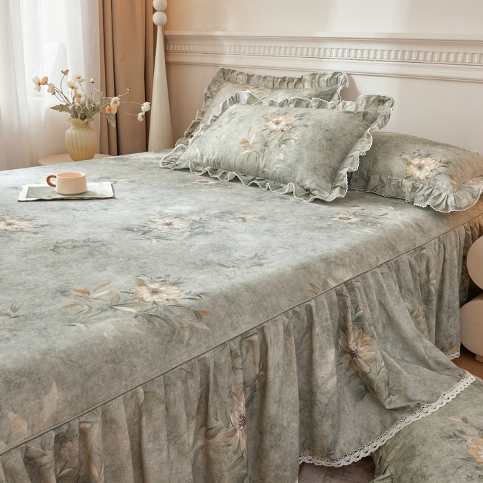 91家纺网 家纺一手货源 找家纺 缦彩 2025新款100%全棉A类数码印花床裙遮丑花边床单床罩四件套 梦境-灰