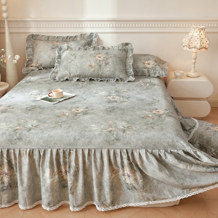 91家纺网 家纺一手货源 找家纺 缦彩 2025新款100%全棉A类数码印花床裙遮丑花边床单床罩四件套 梦境-灰