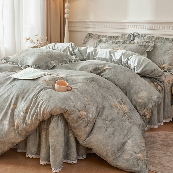 91家纺网 家纺一手货源 找家纺 缦彩 2025新款100%全棉A类数码印花床裙遮丑花边床单床罩四件套 梦境-灰