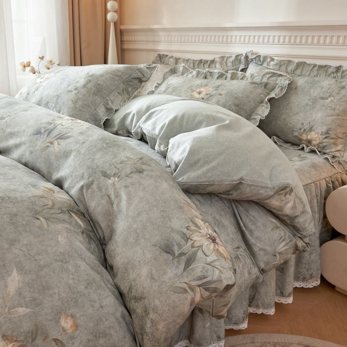 91家纺网 家纺一手货源 找家纺 缦彩 2025新款100%全棉A类数码印花床裙遮丑花边床单床罩四件套 梦境-灰