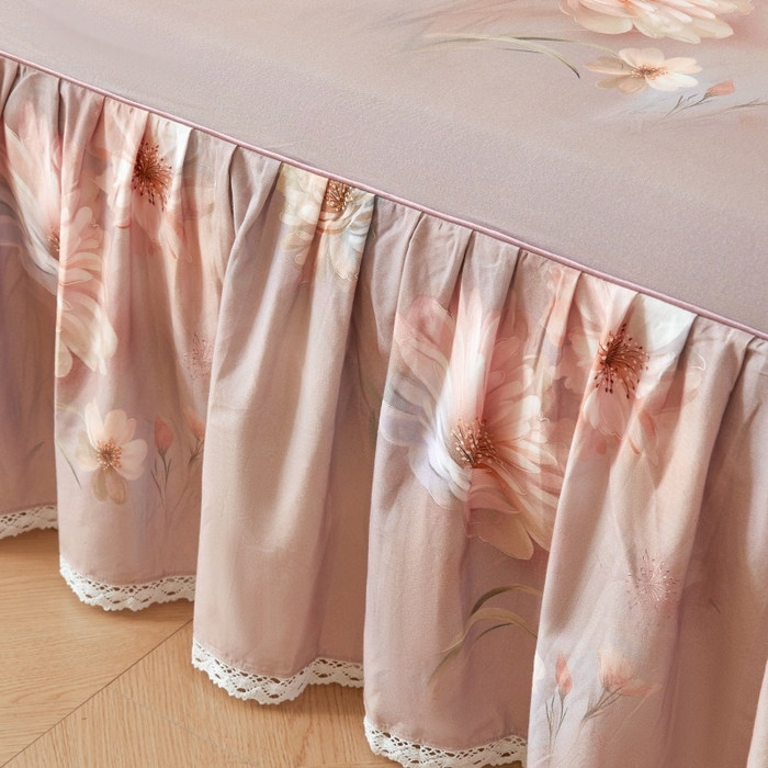 91家纺网 家纺一手货源 找家纺 缦彩 2025新款100%全棉A类数码印花床裙遮丑花边床单床罩四件套 樱岛春漫-紫