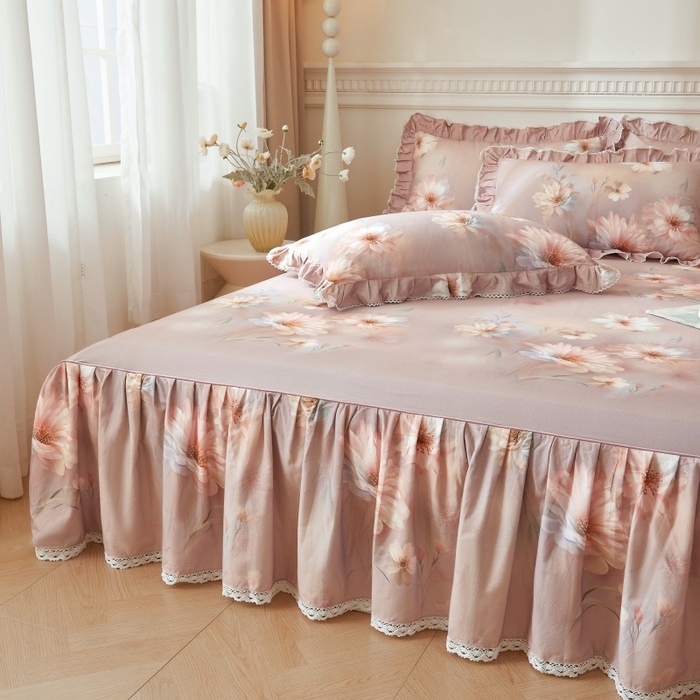 91家纺网 家纺一手货源 找家纺 缦彩 2025新款100%全棉A类数码印花床裙遮丑花边床单床罩四件套 樱岛春漫-紫