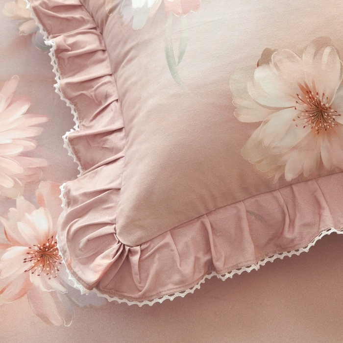 91家纺网 家纺一手货源 找家纺 缦彩 2025新款100%全棉A类数码印花床裙遮丑花边床单床罩四件套 樱岛春漫-紫