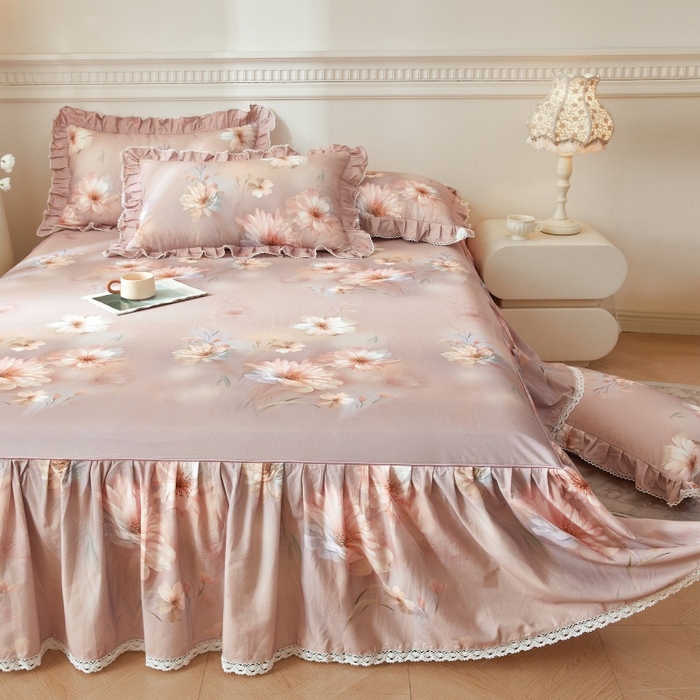 91家纺网 家纺一手货源 找家纺 缦彩 2025新款100%全棉A类数码印花床裙遮丑花边床单床罩四件套 樱岛春漫-紫