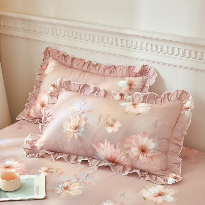 91家纺网 家纺一手货源 找家纺 缦彩 2025新款100%全棉A类数码印花床裙遮丑花边床单床罩四件套 樱岛春漫-紫