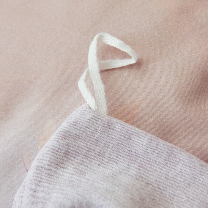 91家纺网 家纺一手货源 找家纺 缦彩 2025新款100%全棉A类数码印花床裙遮丑花边床单床罩四件套 樱岛春漫-紫