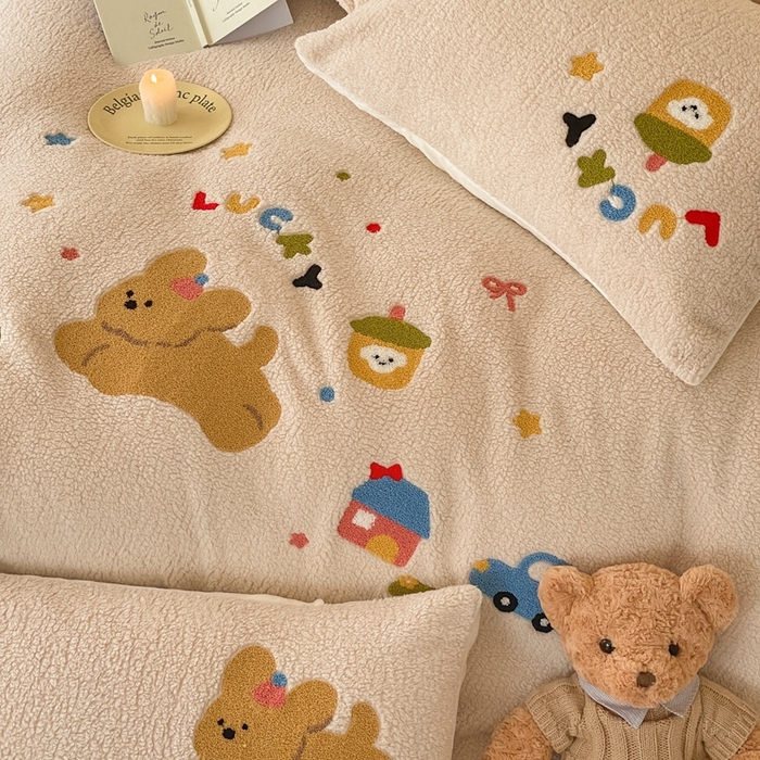 91家纺网 家纺一手货源 找家纺 川悦生活 2025新款泰迪绒毛巾绣卡通四件套 狗仔派对