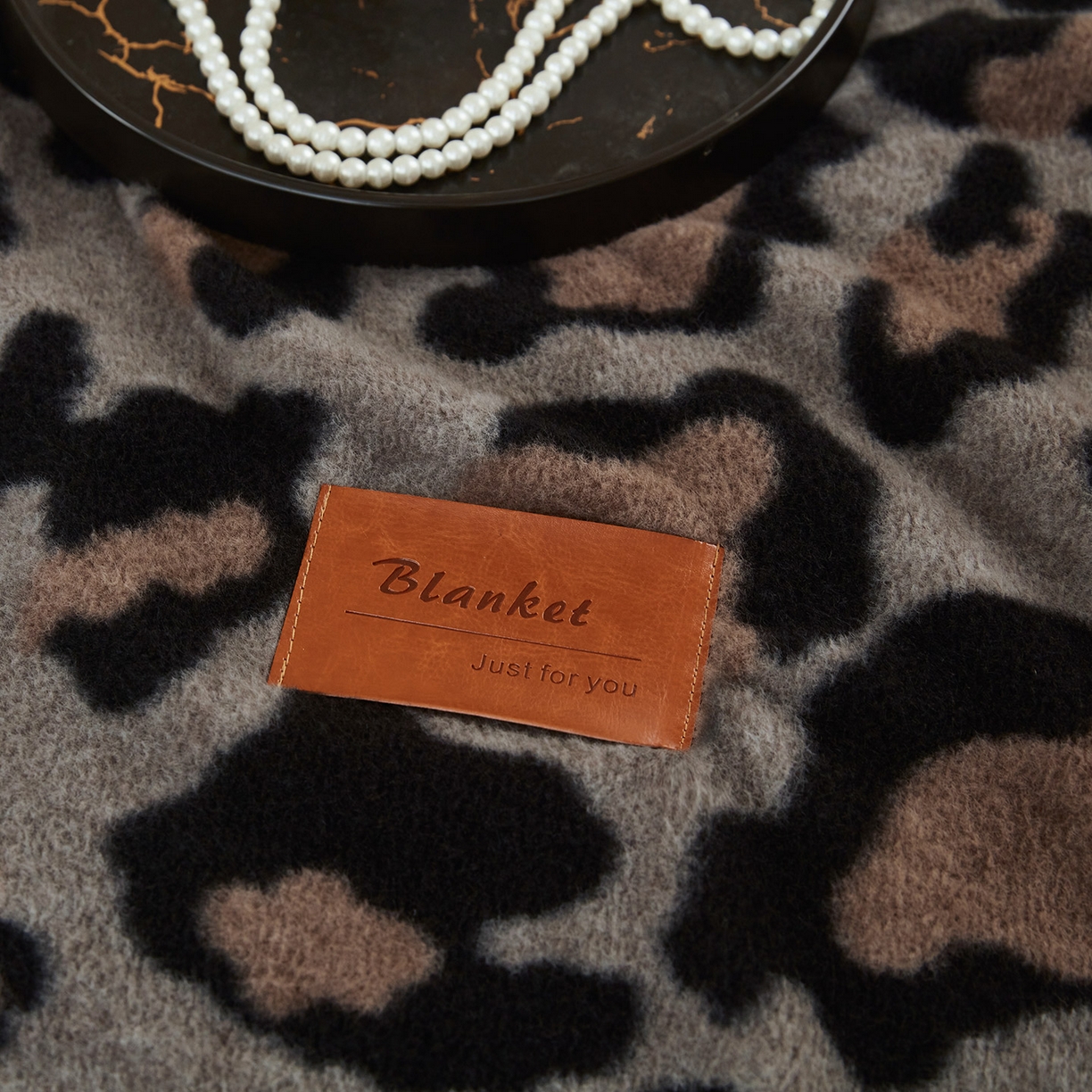 91家纺网 家纺一手货源 找家纺 悦织湾家纺 2025新款双层仿羊绒毛毯羊驼绒盖毯绵仿羊绒毯子轻奢印花被子毯子加厚保暖冬季跨境专供 仿羊绒-宝莉豹点