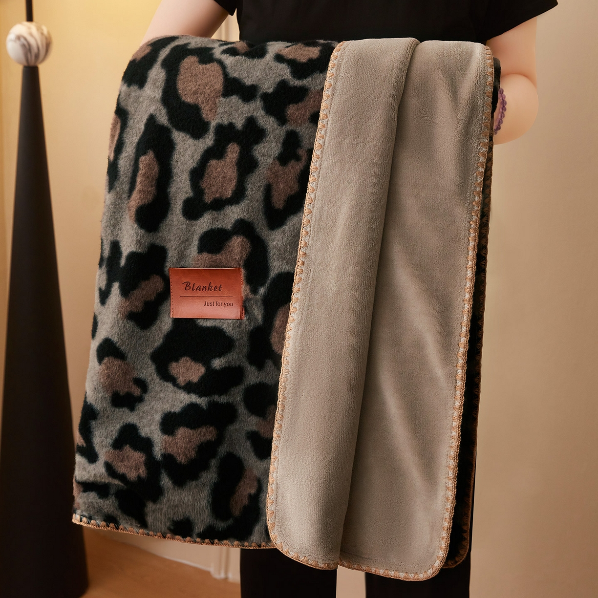 91家纺网 家纺一手货源 找家纺 悦织湾家纺 2025新款双层仿羊绒毛毯羊驼绒盖毯绵仿羊绒毯子轻奢印花被子毯子加厚保暖冬季跨境专供 仿羊绒-宝莉豹点