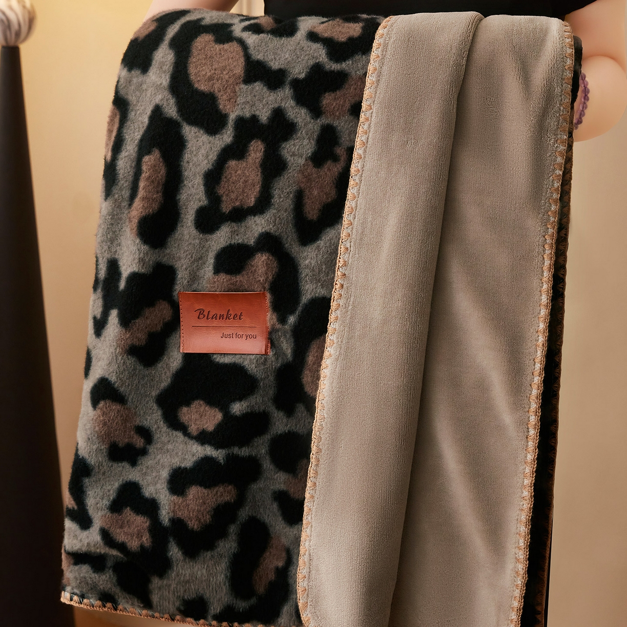 91家纺网 家纺一手货源 找家纺 悦织湾家纺 2025新款双层仿羊绒毛毯羊驼绒盖毯绵仿羊绒毯子轻奢印花被子毯子加厚保暖冬季跨境专供 仿羊绒-宝莉豹点