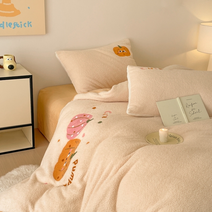 91家纺网 家纺一手货源 找家纺 川悦生活 2025新款泰迪绒毛巾绣卡通四件套 怪味南瓜