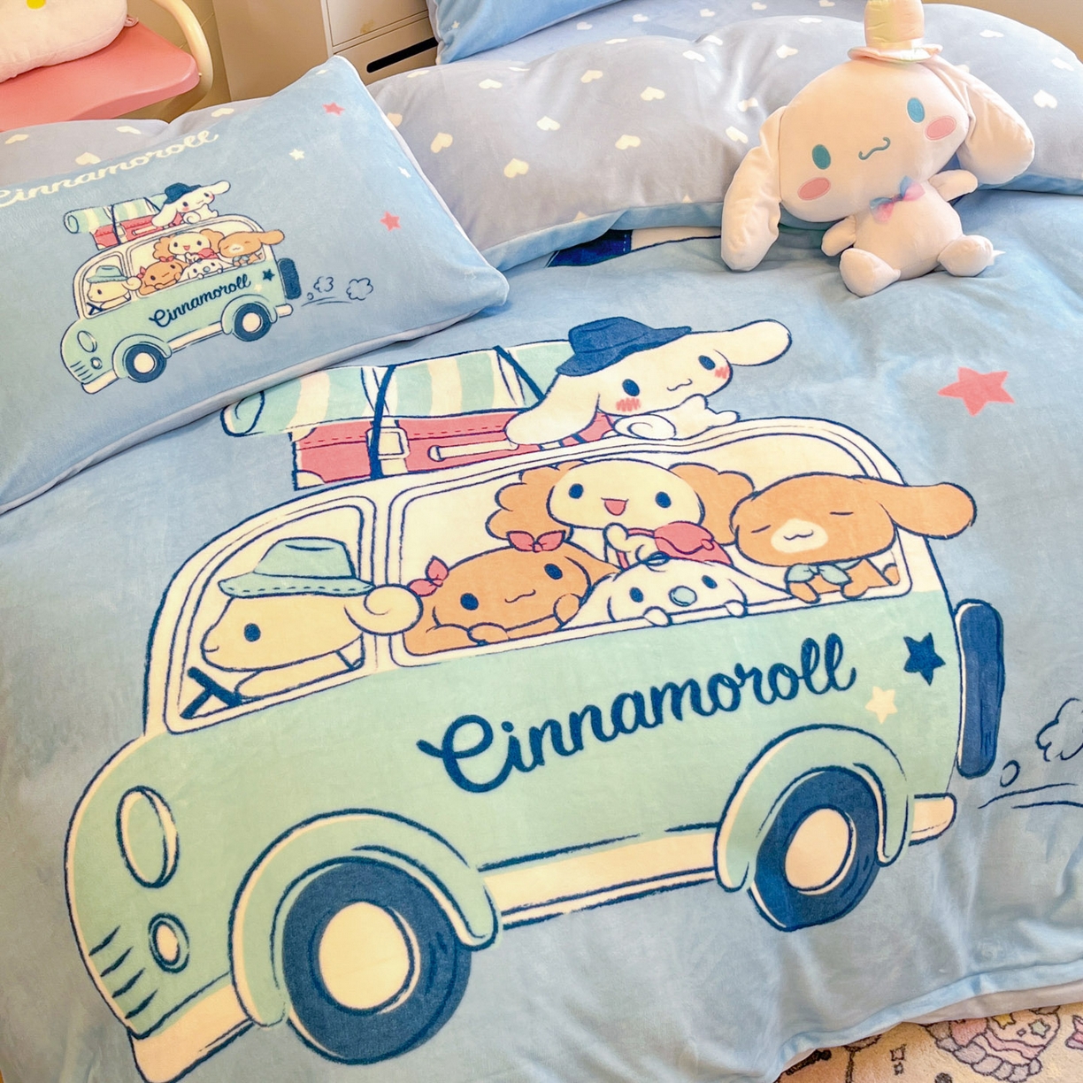 91家纺网 家纺一手货源 找家纺 暮思家居 2025新款正版授权三丽鸥大阪数码印花高克重加厚保暖牛奶绒四件套 绒大阪-伙伴玉桂狗