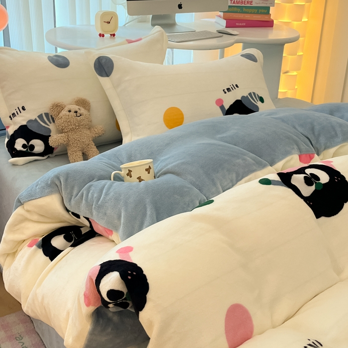 91家纺网 家纺一手货源 找家纺 眠博士 2025新款烂花牛奶绒印花牛奶绒加厚保暖简单款四件套 简单款-莓烦恼