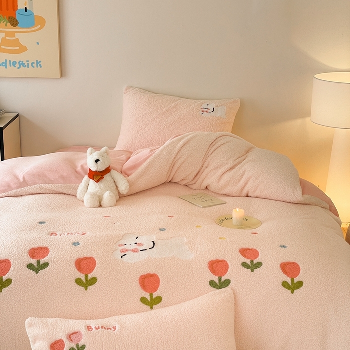 91家纺网 家纺一手货源 找家纺 川悦生活 2025新款泰迪绒毛巾绣卡通四件套 花田兔宝