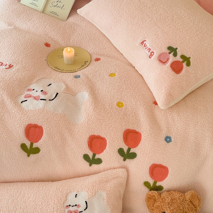 91家纺网 家纺一手货源 找家纺 川悦生活 2025新款泰迪绒毛巾绣卡通四件套 花田兔宝