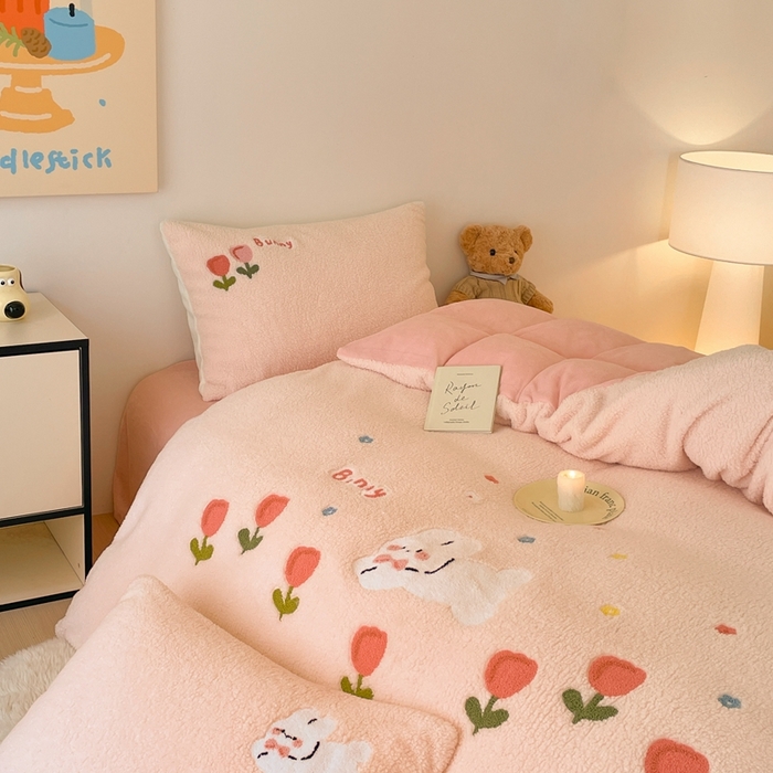 91家纺网 家纺一手货源 找家纺 川悦生活 2025新款泰迪绒毛巾绣卡通四件套 花田兔宝