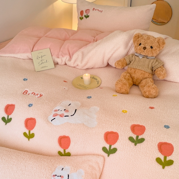 91家纺网 家纺一手货源 找家纺 川悦生活 2025新款泰迪绒毛巾绣卡通四件套 花田兔宝