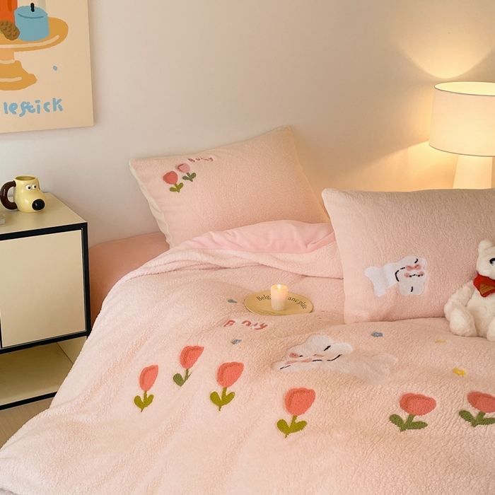 91家纺网 家纺一手货源 找家纺 川悦生活 2025新款泰迪绒毛巾绣卡通四件套 花田兔宝