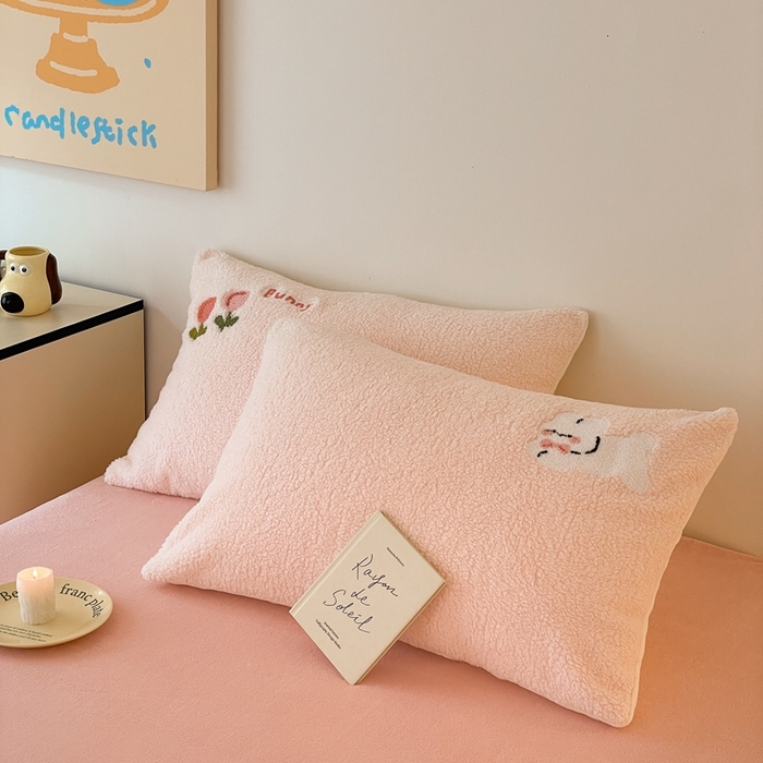 91家纺网 家纺一手货源 找家纺 川悦生活 2025新款泰迪绒毛巾绣卡通四件套 花田兔宝