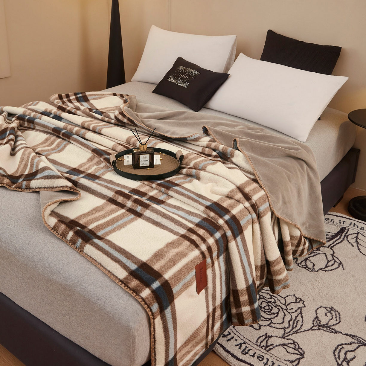 91家纺网 家纺一手货源 找家纺 悦织湾家纺 2025新款双层仿羊绒毛毯羊驼绒盖毯绵仿羊绒毯子轻奢印花被子毯子加厚保暖冬季跨境专供 仿羊绒-宝莉格白