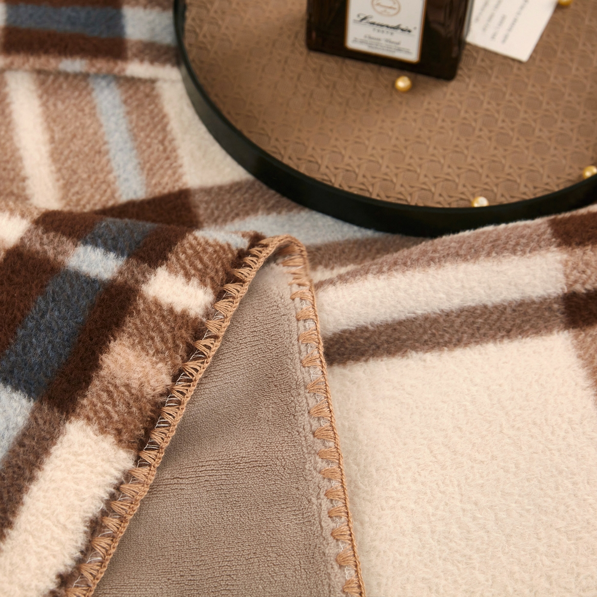 91家纺网 家纺一手货源 找家纺 悦织湾家纺 2025新款双层仿羊绒毛毯羊驼绒盖毯绵仿羊绒毯子轻奢印花被子毯子加厚保暖冬季跨境专供 仿羊绒-宝莉格白