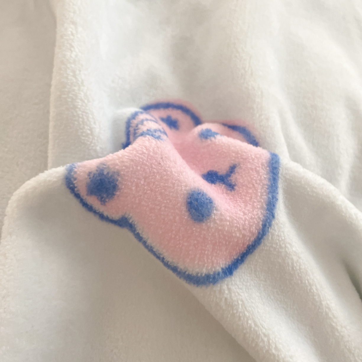 91家纺网 家纺一手货源 找家纺 暮思家居 2025新款正版授权三丽鸥大阪数码印花高克重加厚保暖牛奶绒四件套 绒大阪-开心玉桂狗