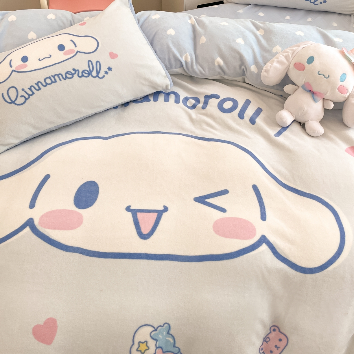 91家纺网 家纺一手货源 找家纺 暮思家居 2025新款正版授权三丽鸥大阪数码印花高克重加厚保暖牛奶绒四件套 绒大阪-开心玉桂狗