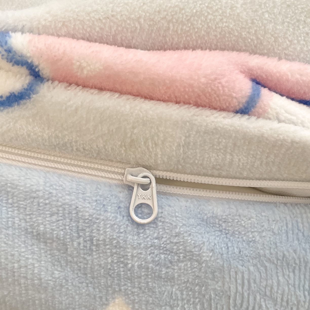 91家纺网 家纺一手货源 找家纺 暮思家居 2025新款正版授权三丽鸥大阪数码印花高克重加厚保暖牛奶绒四件套 绒大阪-开心玉桂狗