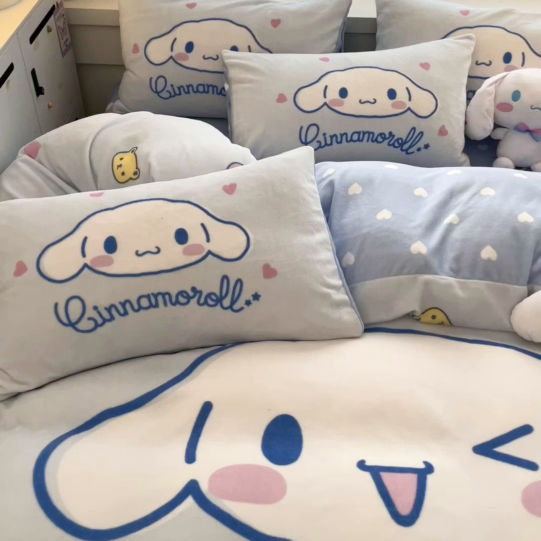 91家纺网 家纺一手货源 找家纺 暮思家居 2025新款正版授权三丽鸥大阪数码印花高克重加厚保暖牛奶绒四件套 绒大阪-开心玉桂狗