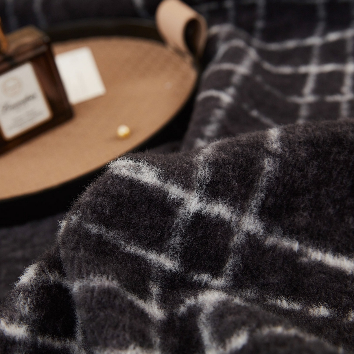 91家纺网 家纺一手货源 找家纺 悦织湾家纺 2025新款双层仿羊绒毛毯羊驼绒盖毯绵仿羊绒毯子轻奢印花被子毯子加厚保暖冬季跨境专供 仿羊绒-宝莉黑白